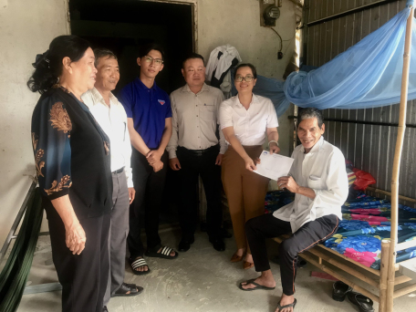 MTTQ Việt Nam phường 1 hỗ trợ đột xuất cho gia đình có hoàn cảnh đặc biệt khó khăn