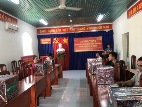 Phường 1 phối hợp Ngân hàng TMCP Đầu tư và Phát triển Việt Nam - chi nhánh Tây Ninh tổ chức tặng quà tết cho hộ có hoàn cảnh khó khăn trên địa bàn