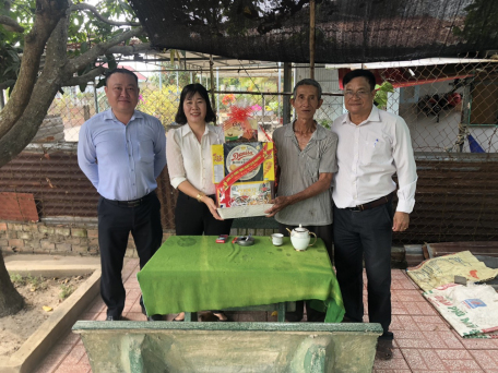 Đảng ủy-HĐND-UBND-UBMTTQVN Phường 1, thành phố Tây Ninh thăm, tặng quà gia đình Mẹ VNAH, các đồng chí thương binh, bệnh binh, Đảng viên cao tuổi bị bệnh nhân dịp Tết Nguyên đán Giáp Thìn 2024