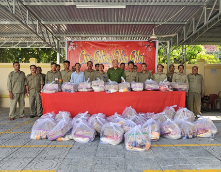 Công an Phường 1, thành phố Tây Ninh tổ chức trao tặng quà Tết cho lực lượng Bảo vệ dân phố nhân dịp Tết Nguyên đán Giáp Thìn 2024