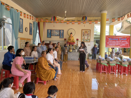 Ban Thường trực UBMTTQ Việt Nam và các tổ chức chính trị - xã hội Phường 1 tổ chức trao quà cho hộ nghèo, hộ có hoàn cảnh khó khăn trên địa bàn