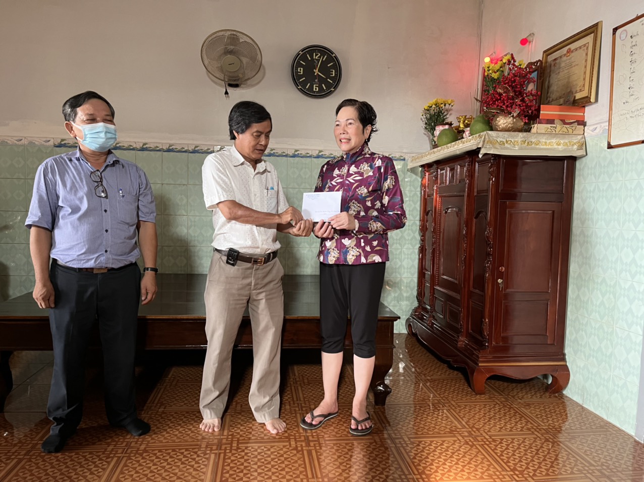 Đ/c Nguyễn Thanh Minh-Phó Bí thư Đảng ủy-Chủ tịch HĐND Phường 1 trao tặng quà cho gia đình thương binh