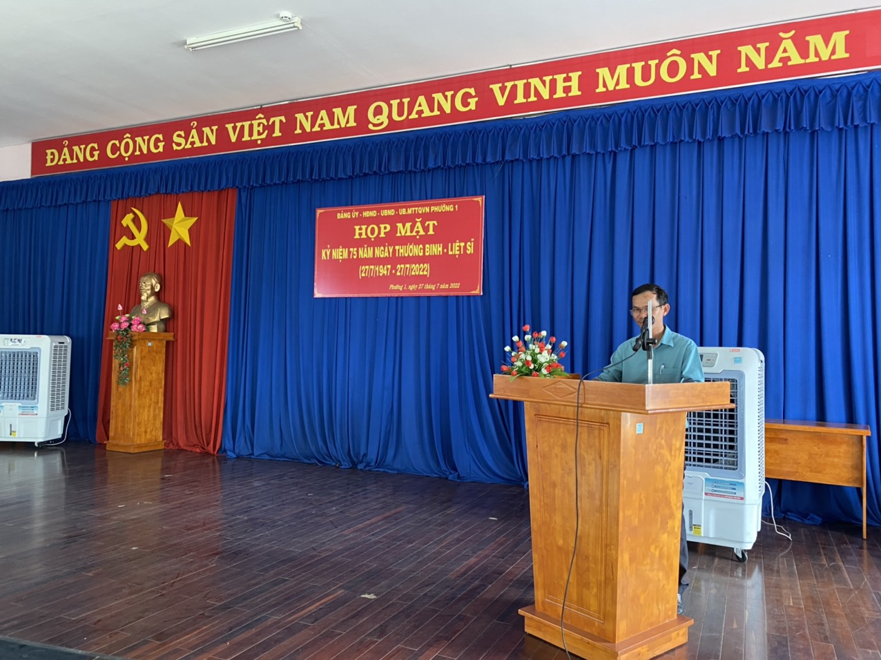 Đ/c Nguyễn Hoàng Phương-PCT UBND Phường 1 tuyên truyền các chế độ chính sách đối với người có công